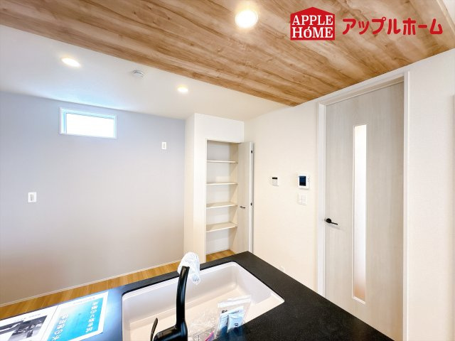 [新築住宅] 鴻巣市吹上本町2丁目 全2棟のキッチン|キッチン奥には収納スペースもあります