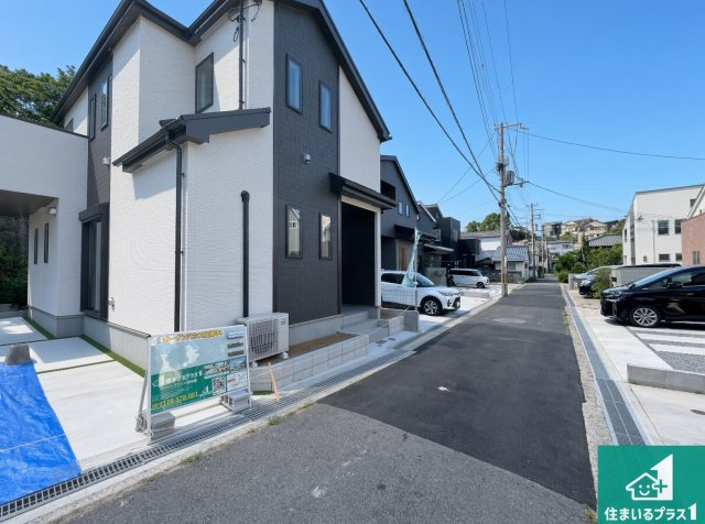 ■10日(土)11日(日)12日(月)現地ご見学可能！　神戸市北区鈴蘭台西町　限定1邸の前面道路含む現地写真|周辺は閑静な住宅街！前面道路広々で車の出し入れも便利です。駐車が苦手な方でも安心して車庫入れできます！