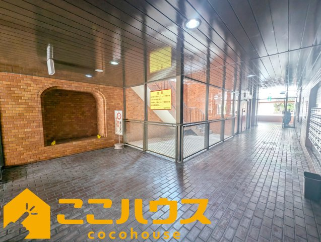 ライオンズマンション泊のエントランス|明るく開放感のあるエントランスホール