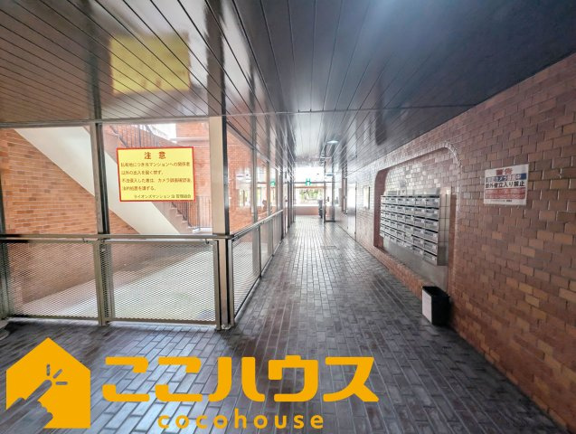 ライオンズマンション泊のエントランス|明るく開放感のあるエントランスホール