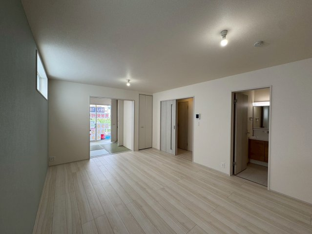 リーブルガーデン南城市大里稲嶺・３号棟の居間・リビング|二面採光で明るくゆったりとしたLDK16帖＋洋風和室4.5帖