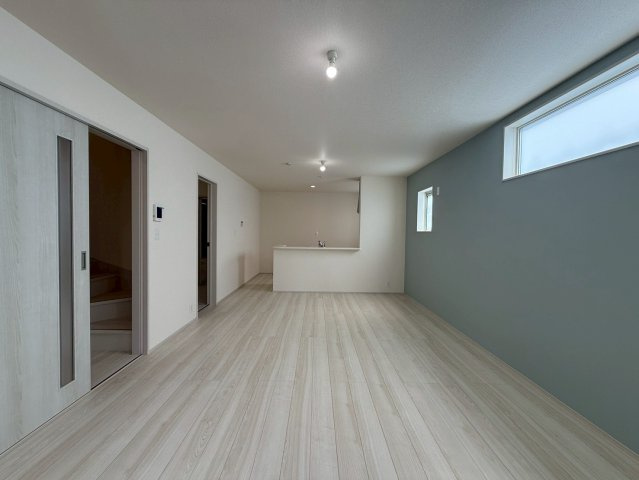 リーブルガーデン南城市大里稲嶺・３号棟の居間・リビング|二面採光で明るくゆったりとしたLDK16帖／対面キッチン