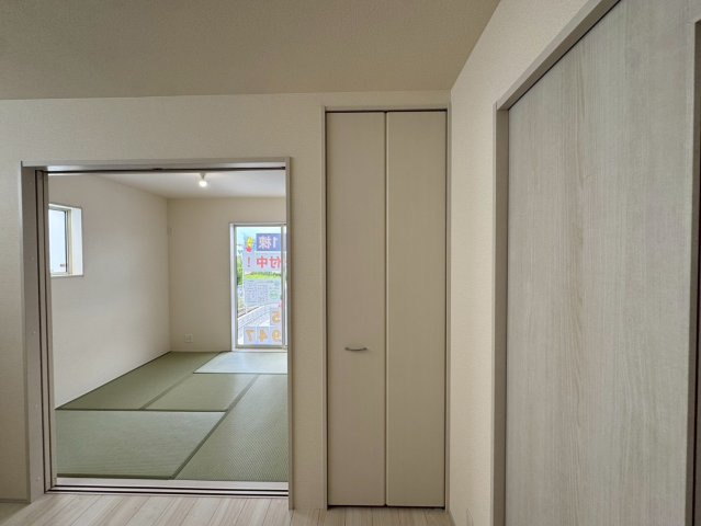 リーブルガーデン南城市大里稲嶺・３号棟のその他共用部分|リビングには、便利なクローゼット収納を設置