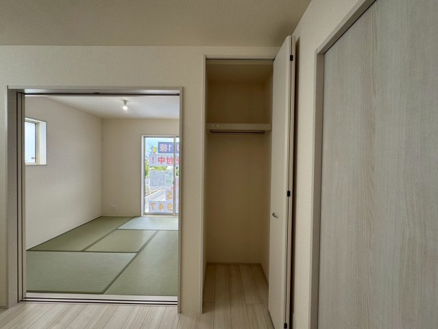 リーブルガーデン南城市大里稲嶺・３号棟のその他|リビングには、便利なクローゼット収納を設置