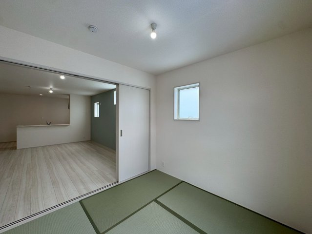 リーブルガーデン南城市大里稲嶺・３号棟の和室|リビングから目が届くので安心！遊び場やお昼寝スペースとしても活躍する畳の部屋4.5帖
