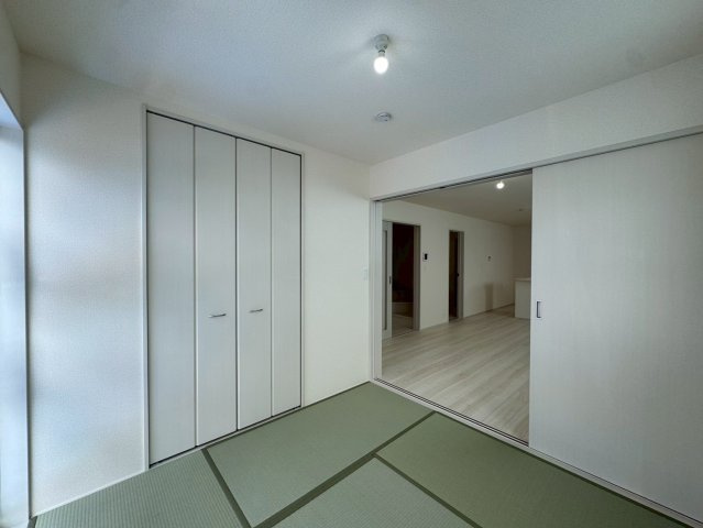 リーブルガーデン南城市大里稲嶺・３号棟の和室|洋風和室4.5帖には、大容量の押し入れ収納を設置