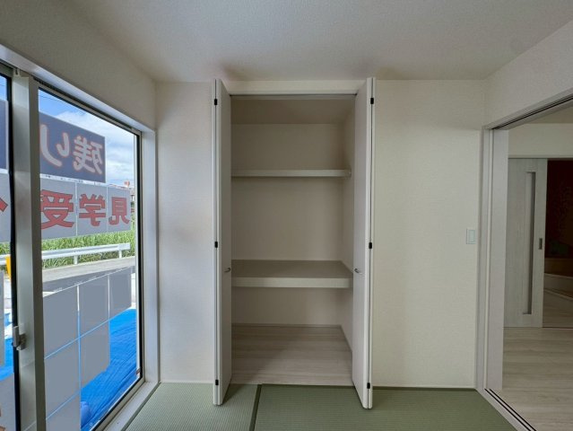 リーブルガーデン南城市大里稲嶺・３号棟のその他|洋風和室4.5帖には、大容量の押し入れ収納を設置