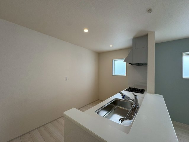 リーブルガーデン南城市大里稲嶺・３号棟のその他|使い勝手がよく開放感あるカウンターキッチン
