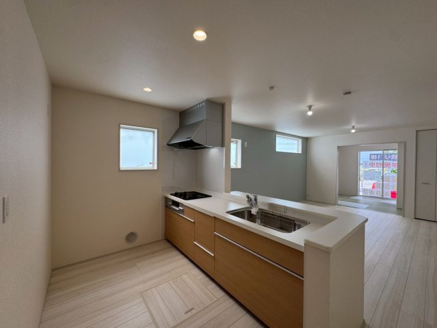 リーブルガーデン南城市大里稲嶺・３号棟のキッチン|会話の弾む対面式キッチン／換気窓＆床下収納付き