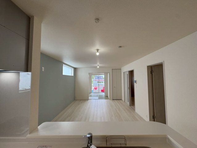 リーブルガーデン南城市大里稲嶺・３号棟のその他|リビングを見渡せるので、料理中も家族との時間を楽しめる対面キッチン

