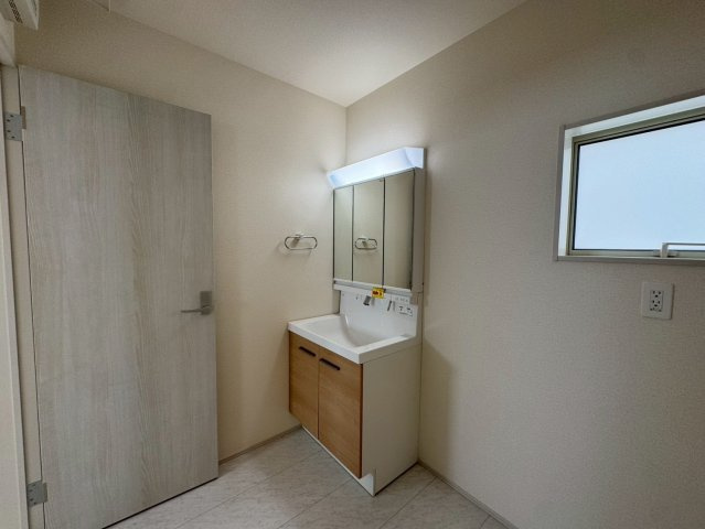 リーブルガーデン南城市大里稲嶺・３号棟のその他|ハンドシャワー付き洗面化粧台＆洗濯機置き場／洗面窓付き