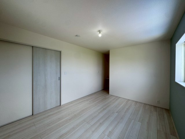 リーブルガーデン南城市大里稲嶺・３号棟の洋室|二面採光の２階主寝室7.8帖＋WIC