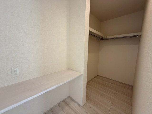 リーブルガーデン南城市大里稲嶺・３号棟の収納|２階主寝室7.8帖には、季節物の入れ換えが楽々なWICを設置