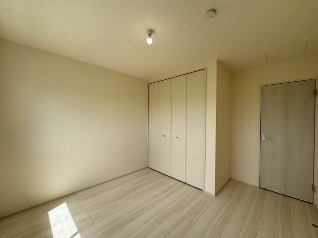 リーブルガーデン南城市大里稲嶺・３号棟の洋室|２階洋室６帖・クローゼット収納付き