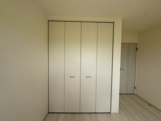 リーブルガーデン南城市大里稲嶺・３号棟の収納|２階洋室６帖には、便利なクローゼットを設置