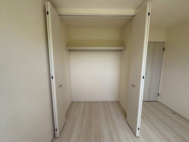 リーブルガーデン南城市大里稲嶺・３号棟の収納|２階洋室６帖には、便利なクローゼットを設置