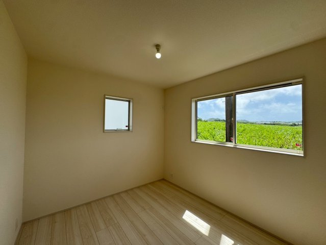 リーブルガーデン南城市大里稲嶺・３号棟の洋室|二面採光の２階洋室5.3帖