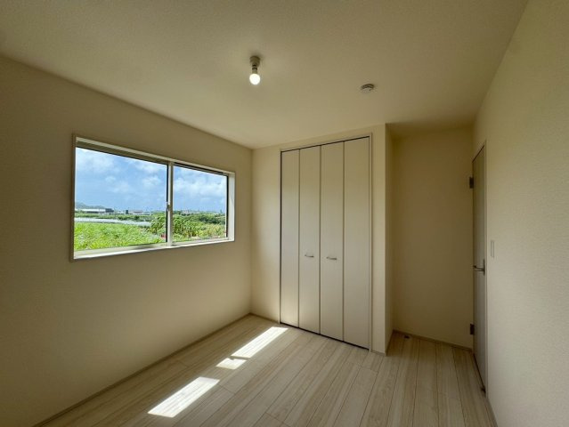 リーブルガーデン南城市大里稲嶺・３号棟の洋室|二面採光の２階洋室5.3帖・クローゼット収納付き