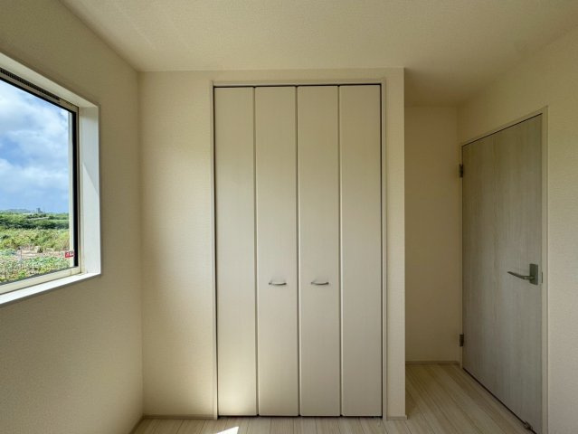 リーブルガーデン南城市大里稲嶺・３号棟の収納|２階洋室5.3帖には、便利なクローゼット収納を設置