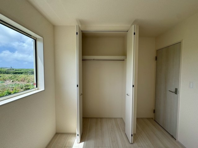 リーブルガーデン南城市大里稲嶺・３号棟の収納|２階洋室5.3帖には、便利なクローゼット収納を設置