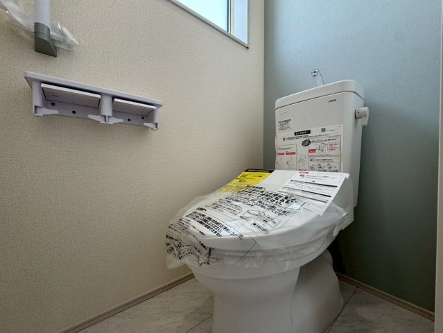 リーブルガーデン南城市大里稲嶺・３号棟のその他|２階トイレ・換気窓＆洗浄便座付き
