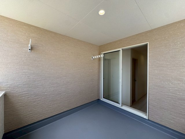 リーブルガーデン南城市大里稲嶺・３号棟のバルコニー|部屋を通らず廊下側から出入りできる広々インナーバルコニー