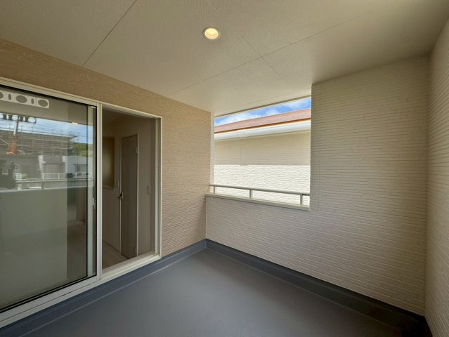 リーブルガーデン南城市大里稲嶺・３号棟のバルコニー|急な雨も安心♪様々な用途に使える広々インナーバルコニー