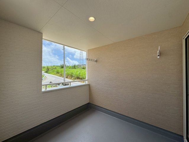 リーブルガーデン南城市大里稲嶺・３号棟のバルコニー|急な雨も安心♪様々な用途に使える広々インナーバルコニー