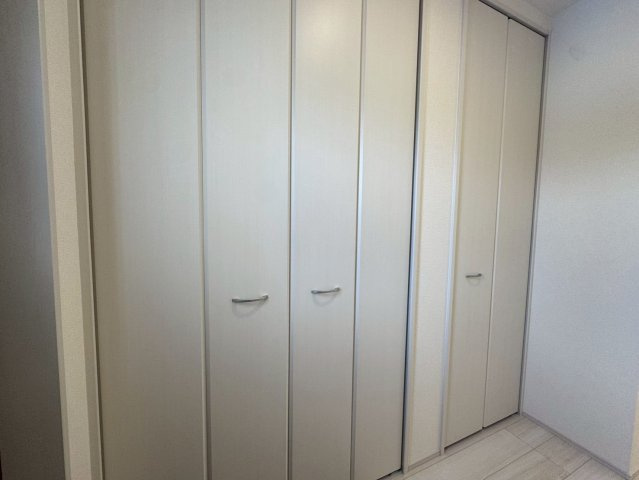 リーブルガーデン南城市大里稲嶺・３号棟のその他共用部分|可動式棚で靴の量や高さに合わせて自由に調整可能な玄関収納◎使い勝手も良く、見た目もスッキリ◎