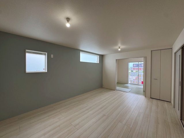 リーブルガーデン南城市大里稲嶺・３号棟の居間・リビング|二面採光で明るくゆったりとしたLDK16帖＋洋風和室4.5帖