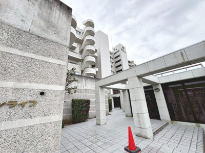 【エントランス】 | 光明池アーバンライフ | 南海泉北線「光明池」駅まで徒歩７分！毎日の通勤や通学に便利ですね♪忙しい朝や遅い帰宅時にも安心ですよ！