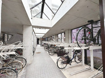 【駐輪場】 | 光明池アーバンライフ | 【駐輪場】屋根ございますので、雨で自転車が濡れないのは、嬉しいポイントですね！
