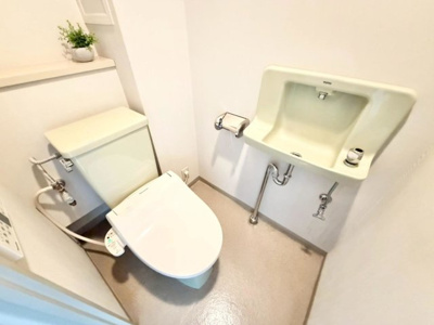 【トイレ】 | 光明池アーバンライフ | トイレ内に手洗い場があり清潔感がありますね！温水便座洗浄便座ですので、寒い日も温かい便座で安心して使用していただけますよ！