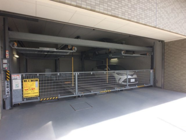 ジェイ・エス・ティ横浜東の駐車場