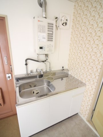サンヴィエール長岡のキッチン|同型参考写真　システムキッチン採用。お掃除も自炊も快適空間