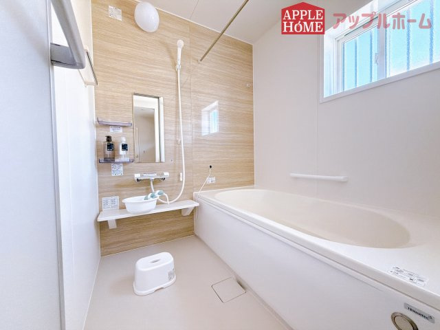 [新築住宅] 深谷市上柴町西1丁目 全2区画の浴室|窓付きのバスルームは、採光もあり明るく気持ちの良い空間です。窓があることで、換気環境も良好。掃除もスムーズに出来ます♪