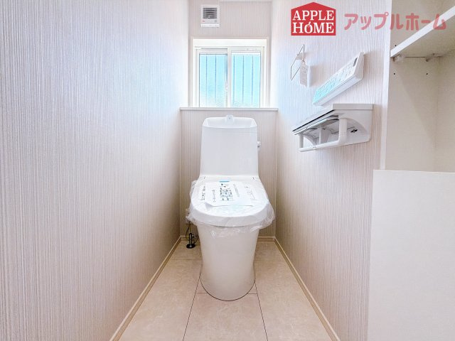 [新築住宅] 深谷市上柴町西1丁目 全2区画のトイレ|白を基調とした清潔感のある明るい空間。温水洗浄便座付きで、毎日快適・清潔に使用できます。操作しやすい壁面リモコンを採用しています。