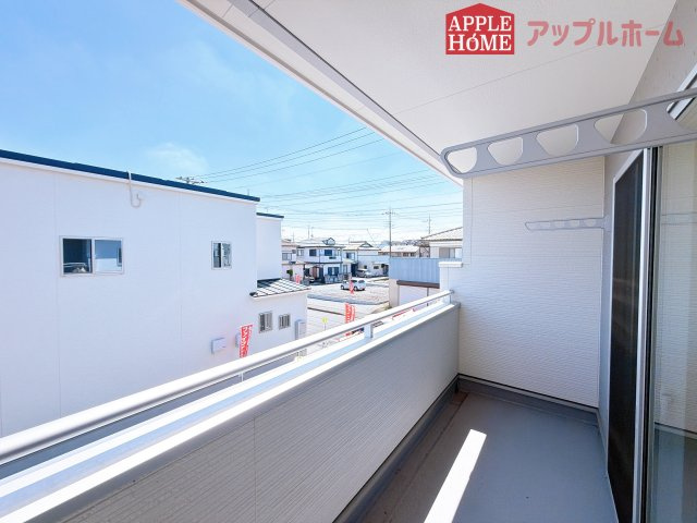 [新築住宅] 深谷市上柴町西1丁目 全2区画のバルコニー|家族分の洗濯物もしっかり干せます。日当たりも良く、毎日のお洗濯が楽しくなりそう♪お布団は手軽に干せていつもポカポカに☆