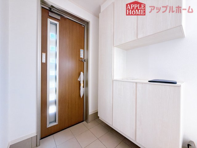 [新築住宅] 深谷市上柴町西1丁目 全2区画の玄関|上下棚にたっぷり靴を収納できます。「ただいま」と玄関を開けた瞬間から、奥に広がる空間を明るい室内を感じられますね♪