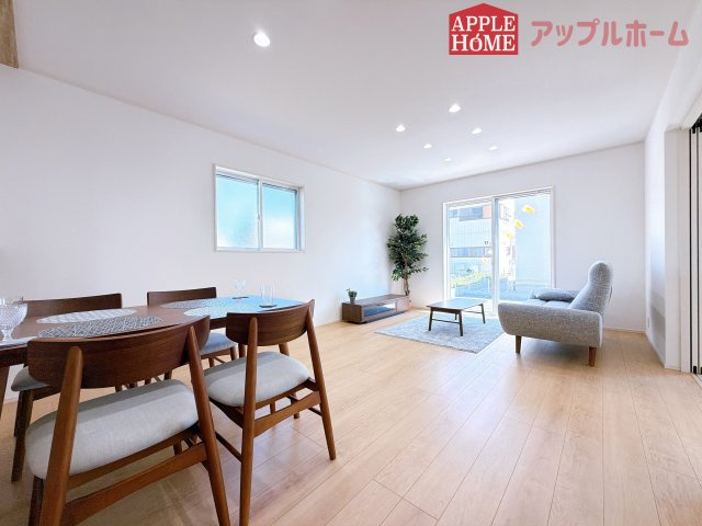 [新築住宅] 深谷市上柴町西1丁目 全2区画の居間・リビング|窓から差し込む光で家族を温かく包み込みます。明るいリビングで子育てする喜びを☆いつでも見学可能です！