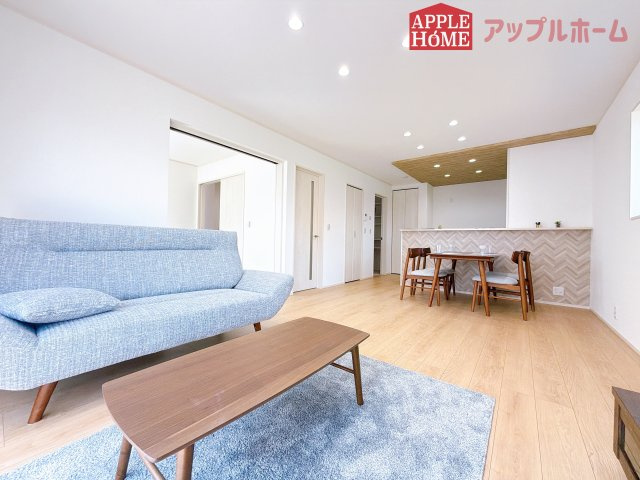 [新築住宅] 深谷市上柴町西1丁目 全2区画の居間・リビング|広々リビング×対面キッチンで家族の会話も弾みます♪家族団らんの秘訣は間取りにあり☆夢のマイホームを一緒に叶えましょう！