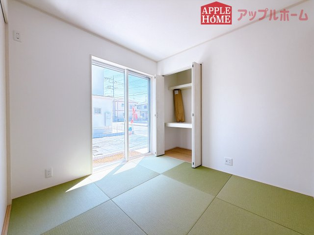 [新築住宅] 深谷市上柴町西1丁目 全2区画の和室|クローゼット付きの和室は、収納スペースが豊富で部屋全体がすっきりと片付きやすいのが特徴です。荷物を整理しやすく、生活感を抑えた洗練された空間を保てます。
