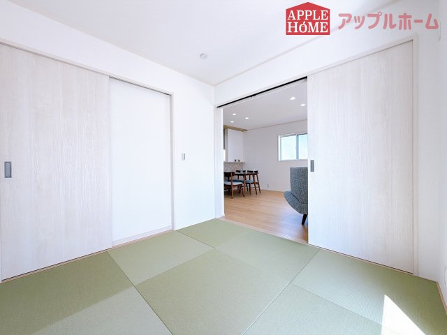 [新築住宅] 深谷市上柴町西1丁目 全2区画の和室|クローゼット付きの和室は、収納スペースが豊富で部屋全体がすっきりと片付きやすいのが特徴です。荷物を整理しやすく、生活感を抑えた洗練された空間を保てます。