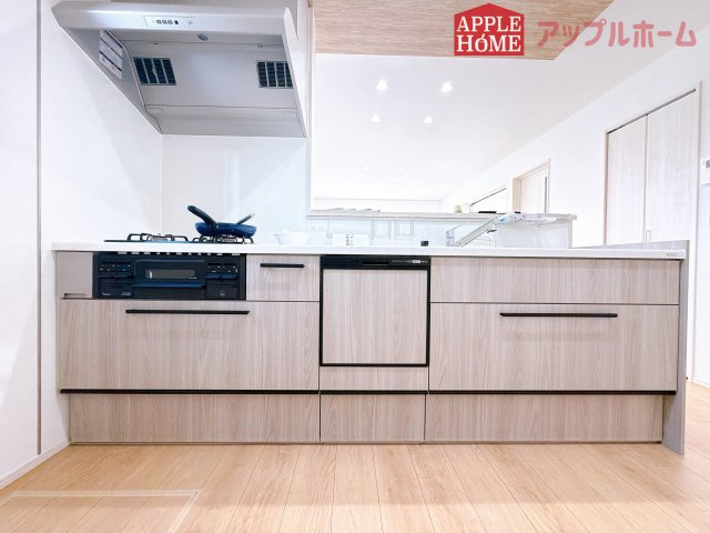 [新築住宅] 深谷市上柴町西1丁目 全2区画のキッチン|キッチンから部屋中が見守れるので、小さなお子様がいるご家庭でも安心です。シンプル×ナチュラルな温かい空間は、どんなスタイルの家具も合わせやすいお部屋です。