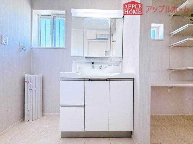 [新築住宅] 深谷市上柴町西1丁目 全2区画の独立洗面台|三面鏡付きの洗面化粧台ですので、たっぷりと収納いただけます。白を基調とした清潔感のある快適空間です。毎日の身支度も気持ち良くお使い頂けます！！