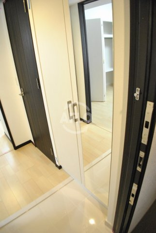 アーデンタワー本町イーストの玄関|姿鏡付下駄箱