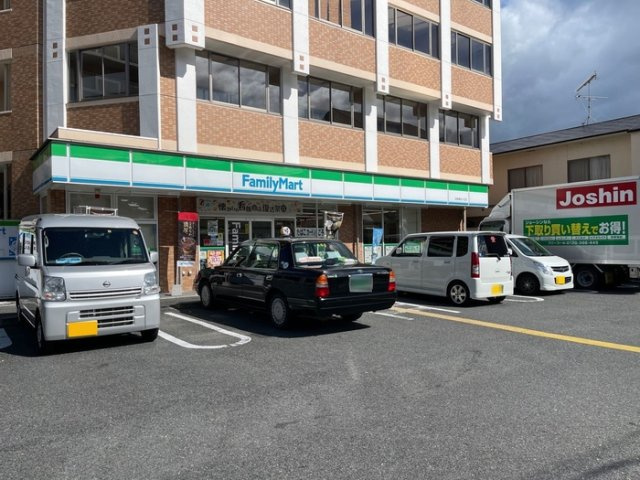 生駒市東松ケ丘のアパートの駐車場