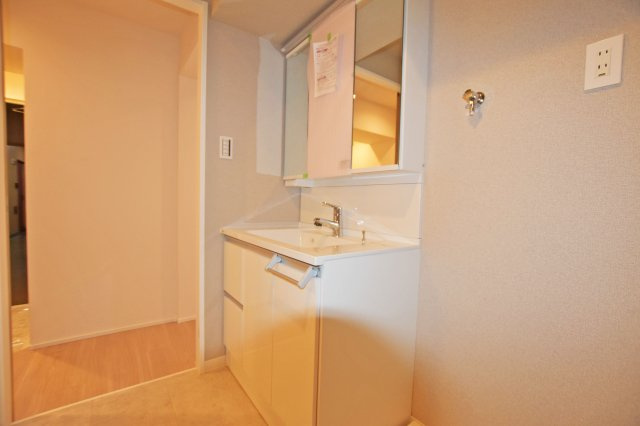 朝日プラザ梅田東パートⅠの独立洗面台|洗面台は広めのボウルタイプで、手洗い洗濯の際にも便利にお使いいただけます。