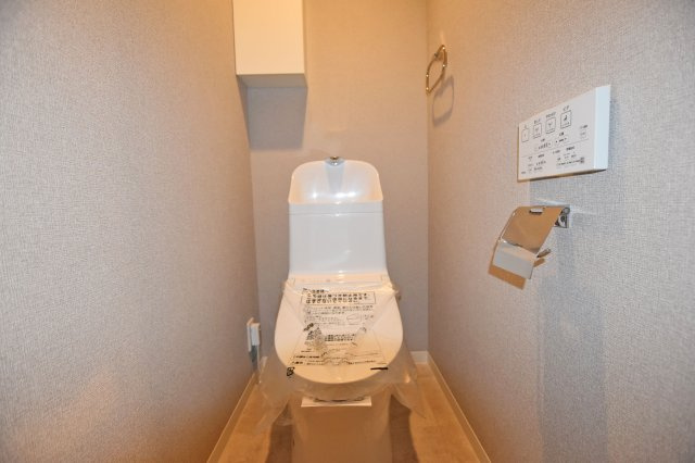 朝日プラザ梅田東パートⅠのトイレ|新調済みのトイレでウォシュレット機能が付いており、清潔で心地よくご利用いただけます。