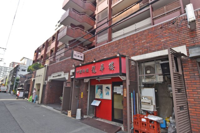 朝日プラザ梅田東パートⅠの外観|近隣には小・中学校が徒歩圏内に揃っており、お子さまの毎日の通学も安心です。教育施設が身近に整った、子育て世帯にもおすすめの住環境となっています。